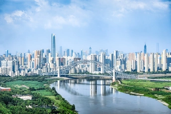 前景中有河流和桥的大型城市照片