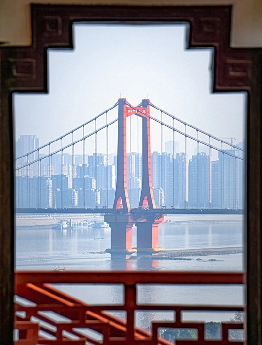 城市中的一座桥上透过窗户拍摄的水体上的图片