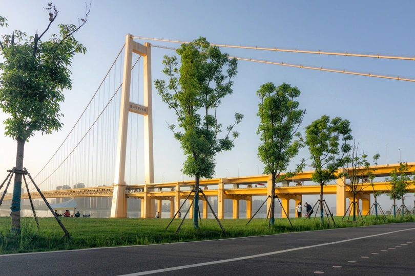 河上的一座吊桥 桥两侧有树。