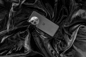 一部手机在一片黑色布料上