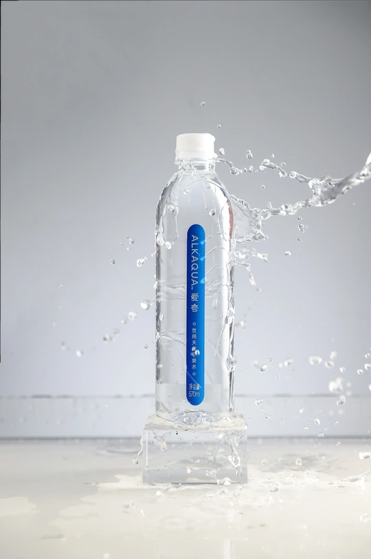 一瓶水在空中溅起