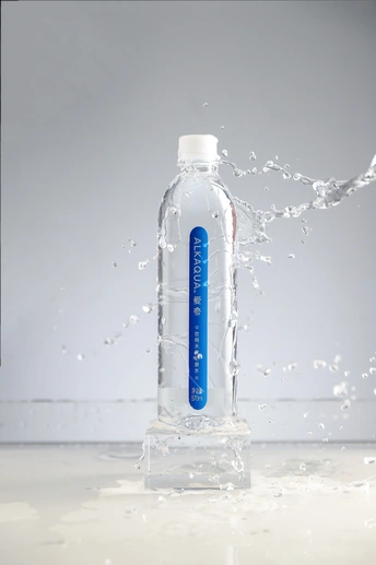 一瓶水在空中溅起