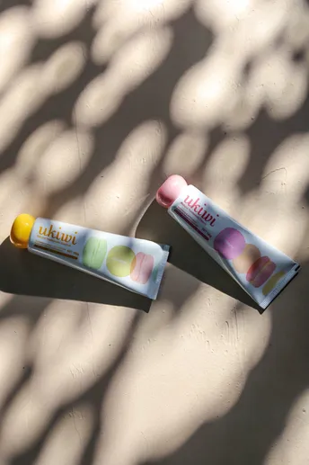 牙膏旁边有一支牙刷