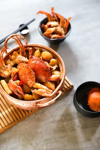 一碗食物在桌子上