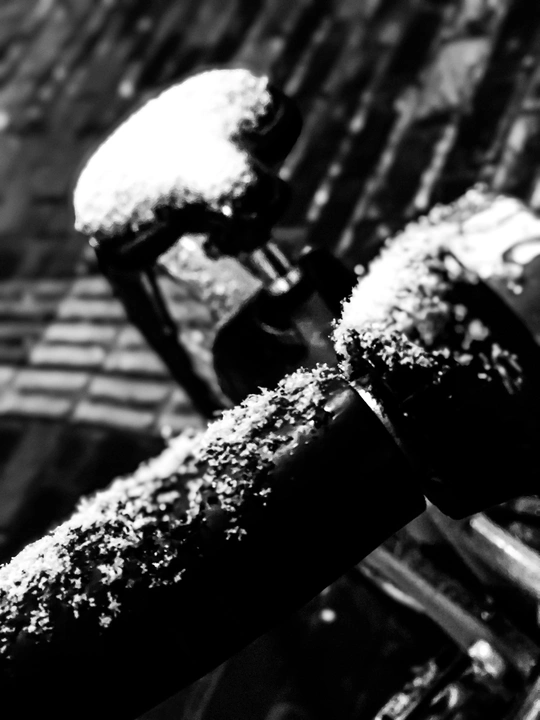 一辆被雪覆盖的自行车 旁边是长凳