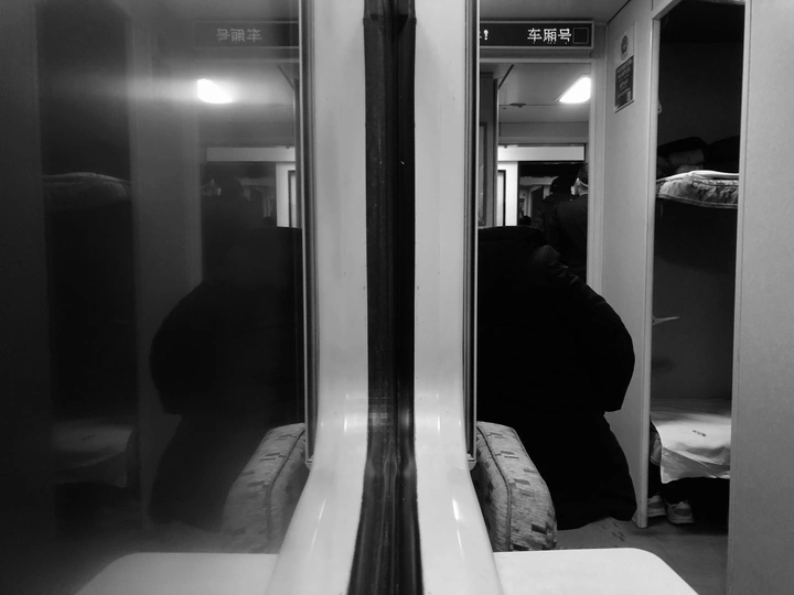 地铁上一个人的黑白照片