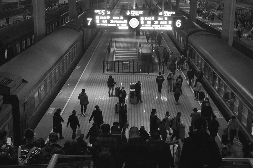 一张黑白照片 车站有很多人在自动扶梯上。