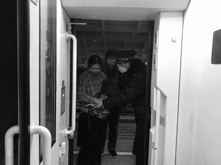 一些男人站在地铁里 看着他们的手机