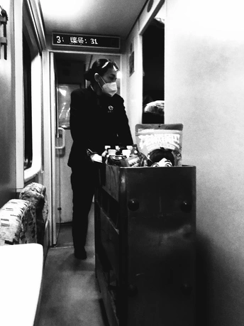 一张黑白照片 一个人站在火车上的一个房间里