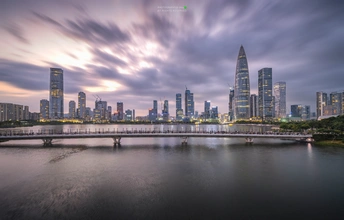 夜晚跨河桥梁的照片 天空中摩天大楼和其他建筑