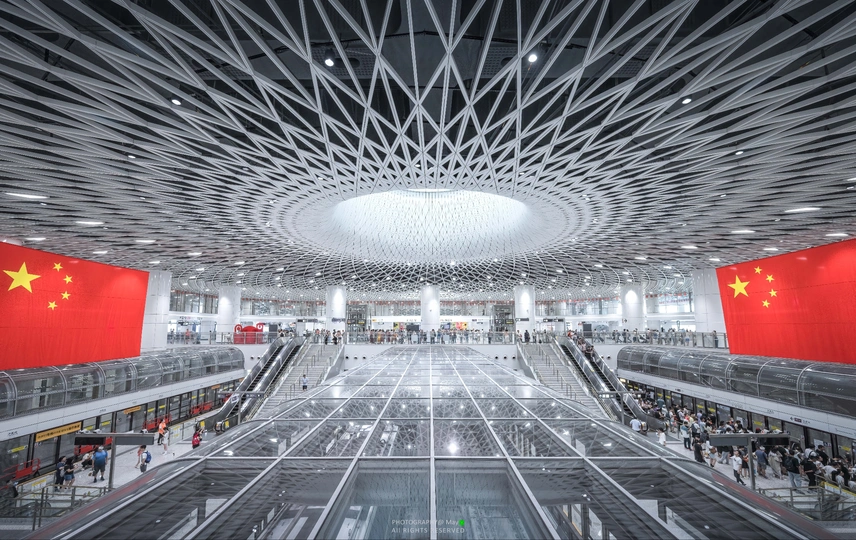 一张机场的照片 里面有人