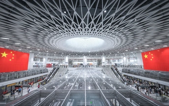 一张机场的照片 里面有人