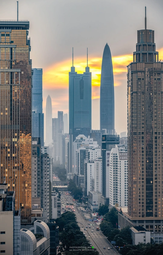 夕阳下的城市 前景中有高楼大厦。