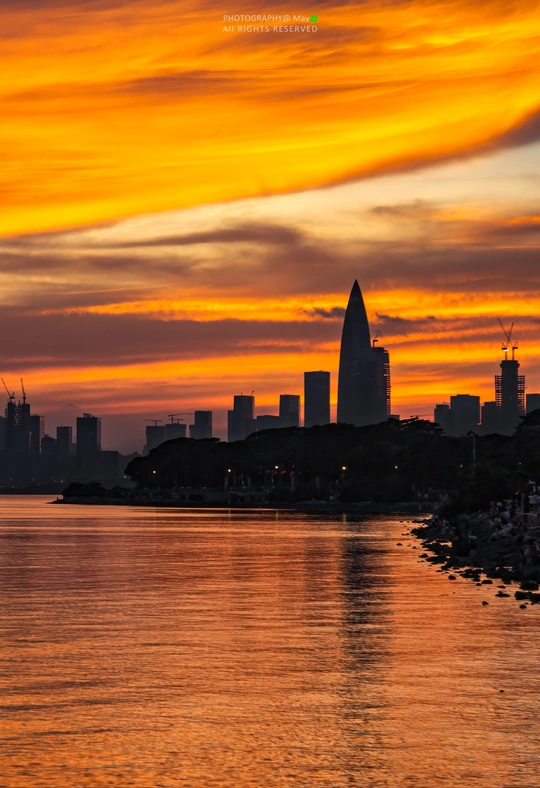 太阳落在了城市的天际线上