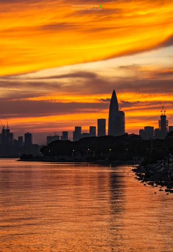 太阳落在了城市的天际线上