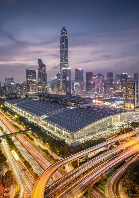 暮色或夜晚的城市景观 摩天大楼和高速公路上的交通