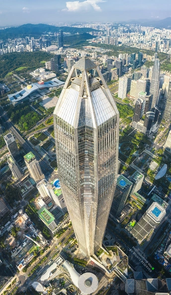 从一座高塔的顶部拍摄的俯瞰大城市的一张照片