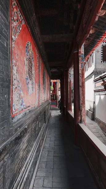 一条狭长的巷子 墙壁是红色的