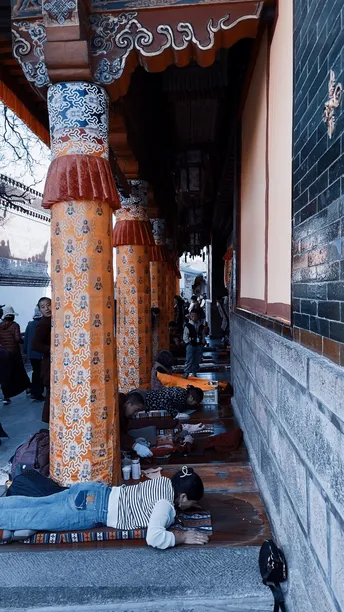 一个人在建筑物门廊上睡觉 人们睡在台阶上。