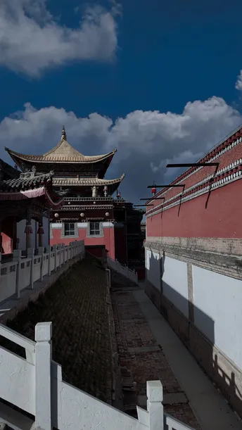 禁止城的一座寺庙的墙壁 背景是蓝天