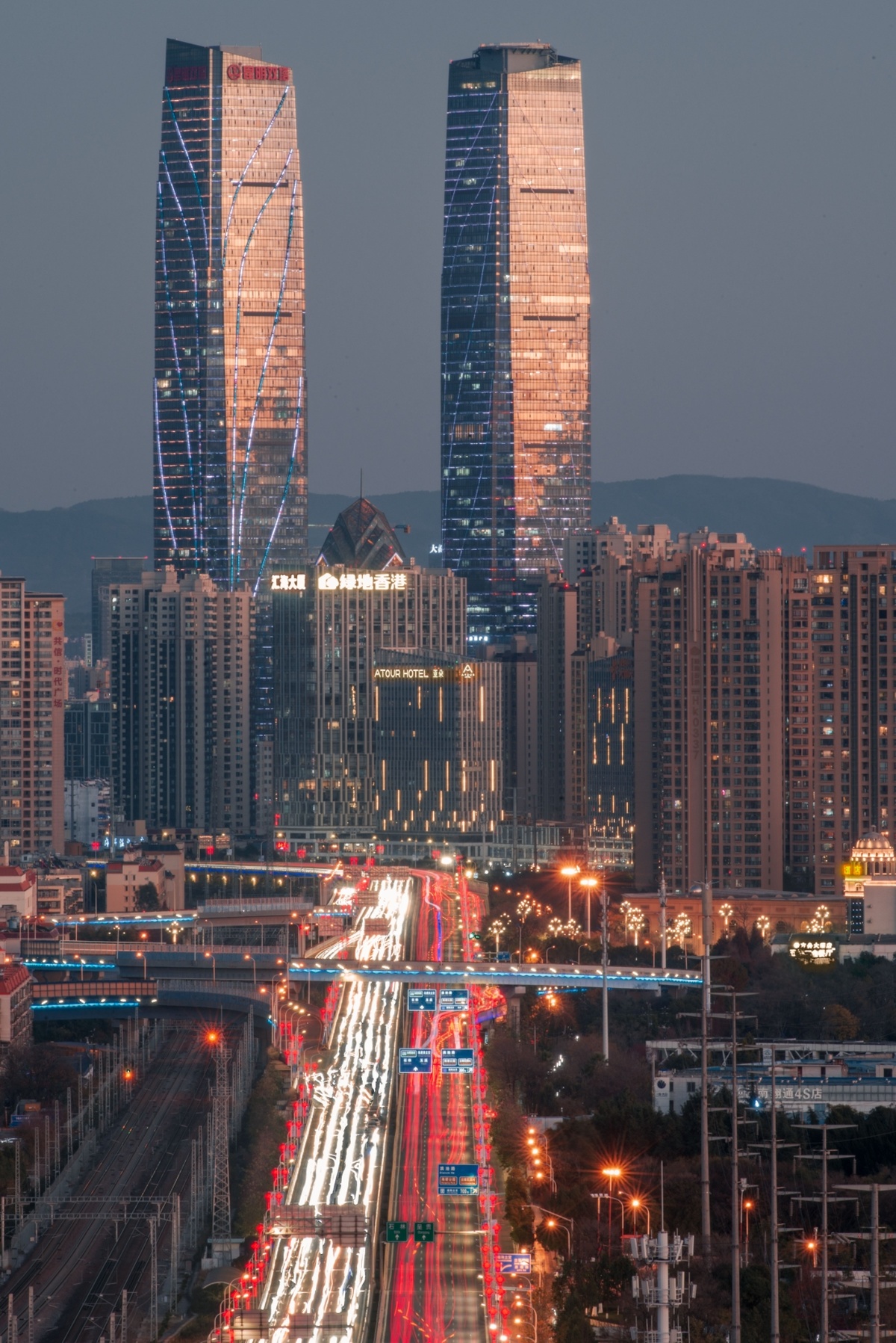 黄昏或夜晚的城市 高耸的摩天大楼和高速公路上的轻交通。
