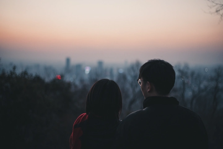 日落山顶的浪漫