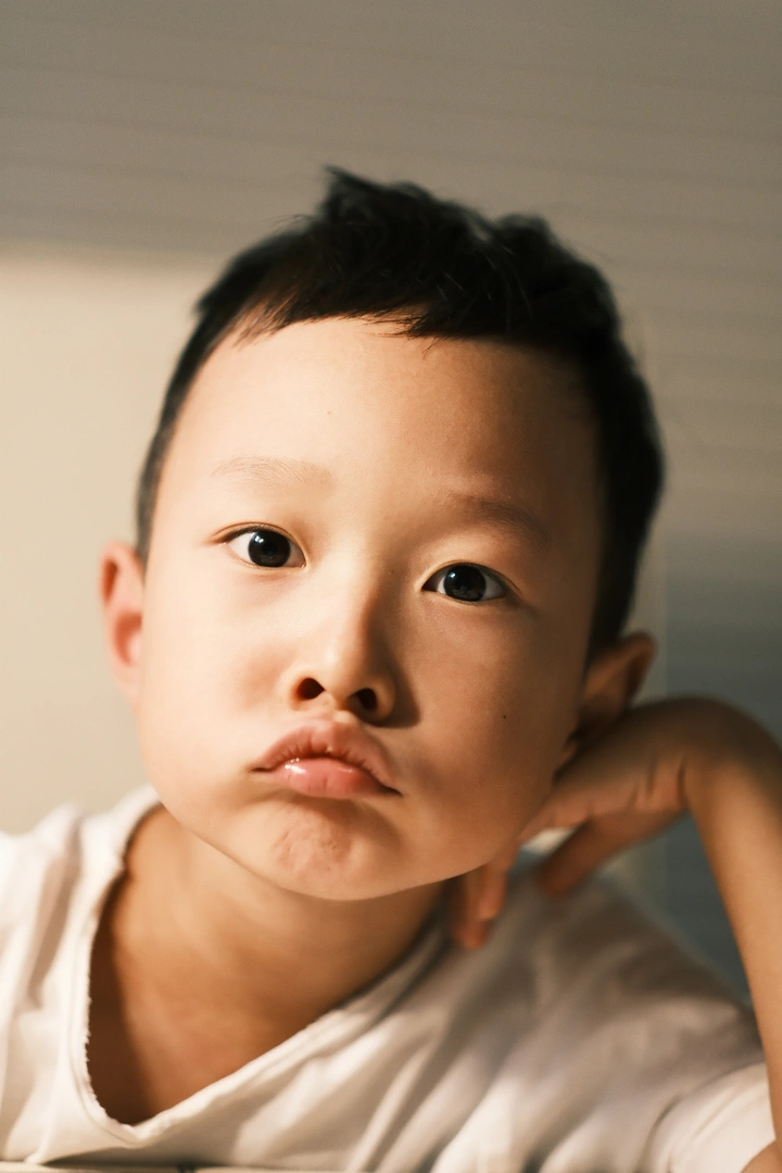 爱画画的小孩