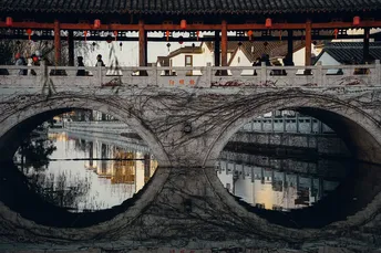 桥在水中的倒影