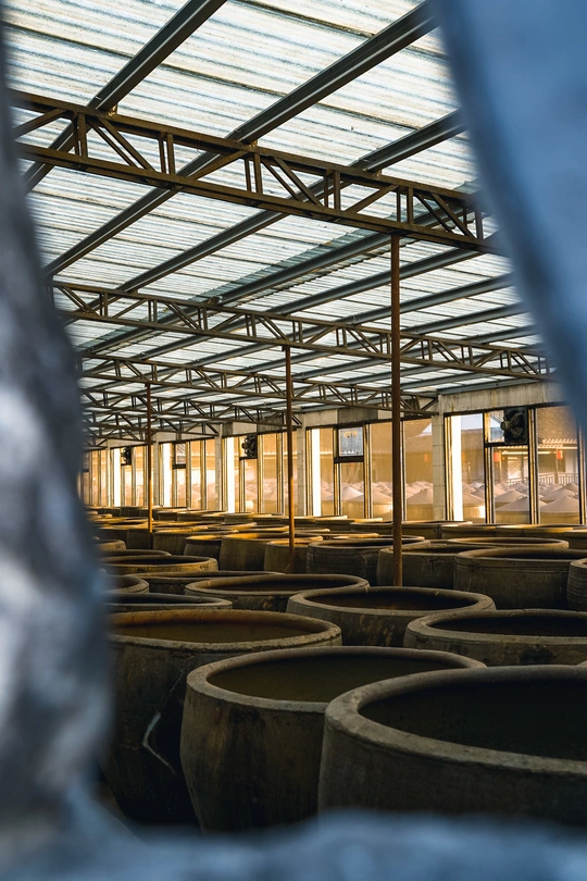 工厂里一个充满桶和轮胎的大型房间