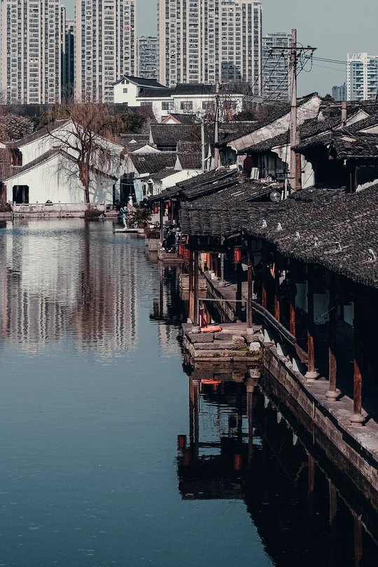 城市旁边的湖泊