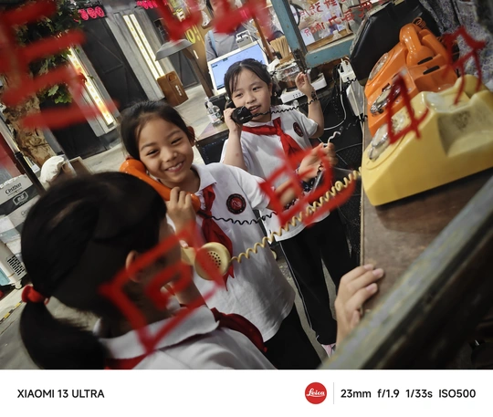 一位女士在商店里用相机给小女孩拍照