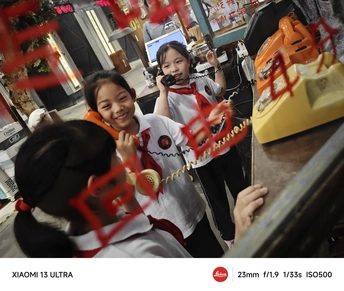 一位女士在商店里用相机给小女孩拍照