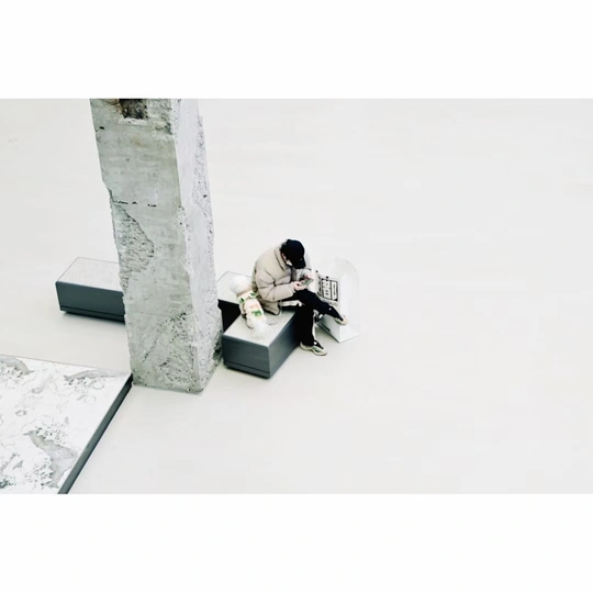 一个人坐在覆盖着雪的地面上 旁边另一个人也坐在覆盖着雪的地面上。