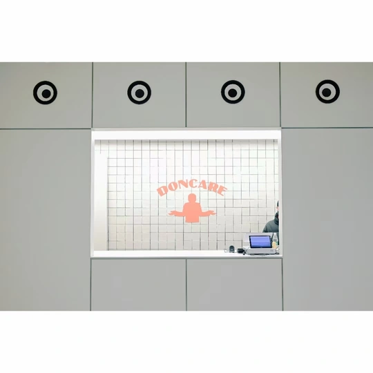 桌上的笔记本电脑的插图