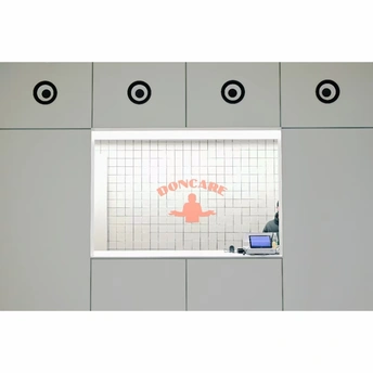 桌上的笔记本电脑的插图