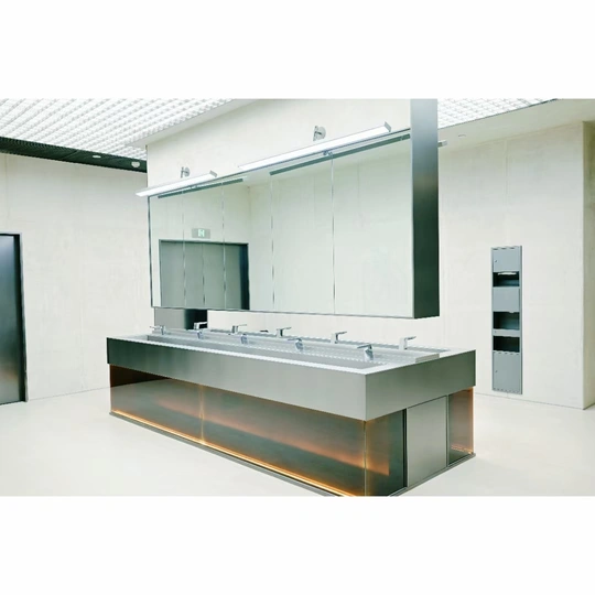 一个现代化的公共卫生间 配有洗手池和镜子