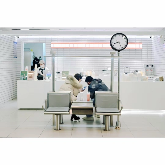 人们在办公室桌子旁