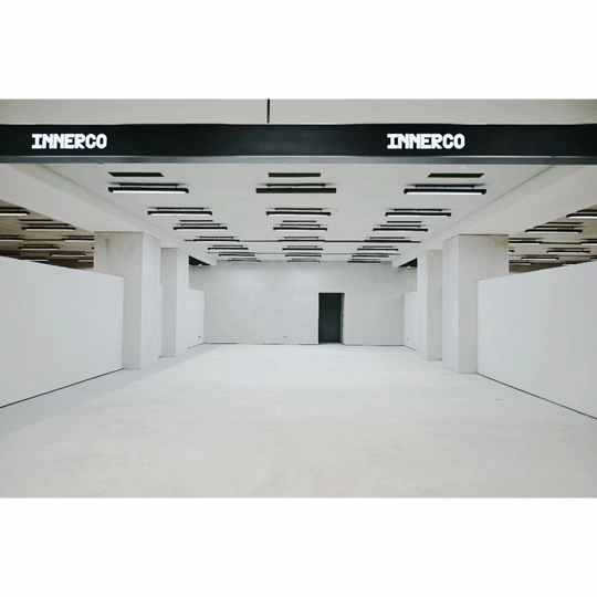 一个宽敞的空房间 墙壁和地板都是白色的