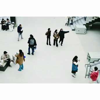 机场周围行走的人群