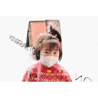 一位年轻女孩在手机前戴口罩的照片 旁边有戴口罩的人