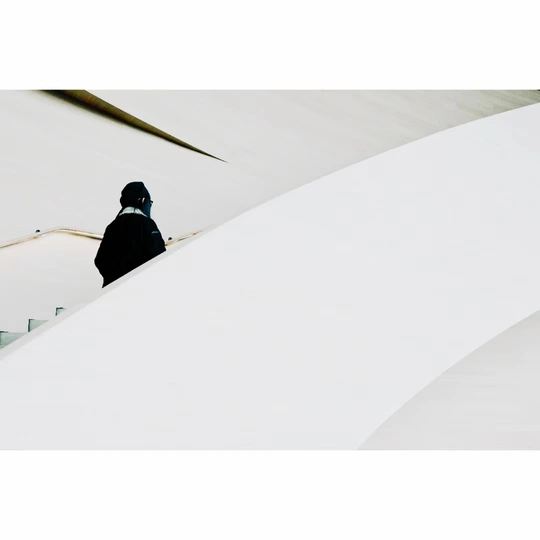 一个人走楼梯或自动扶梯