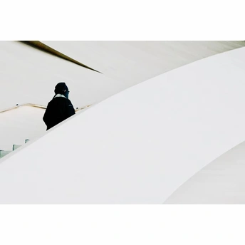 一个人走楼梯或自动扶梯