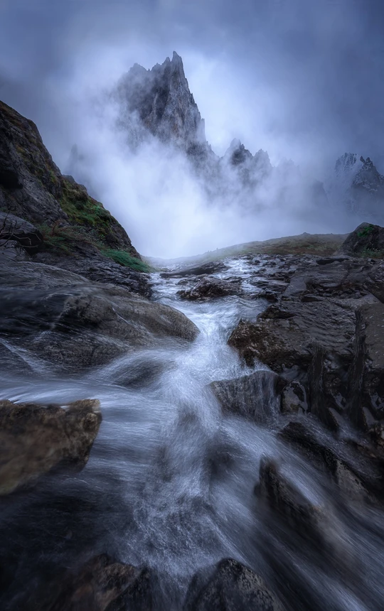 河上的岩石上弥漫着雾气 山峦中流淌着河流。