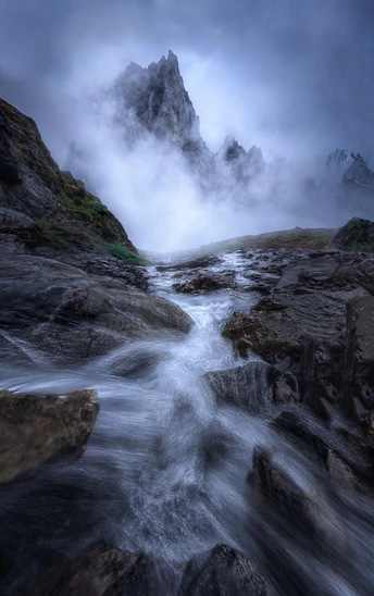 河上的岩石上弥漫着雾气 山峦中流淌着河流。
