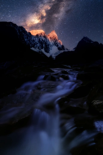 夜晚的山脉 天空中繁星闪烁 流水潺潺。
