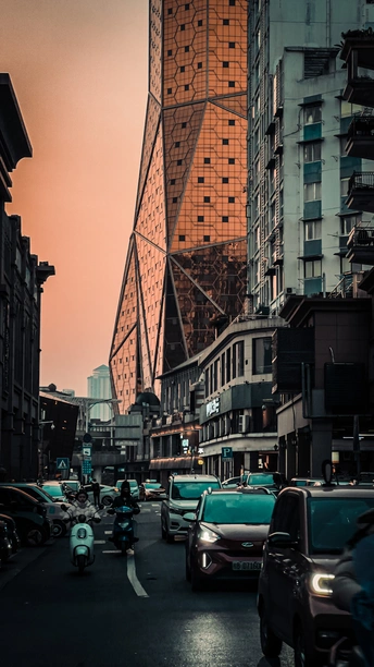 一条充满交通和高层建筑的城市街道
