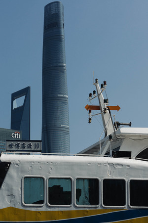 城市前方有一艘高大的塔楼旁的大型船