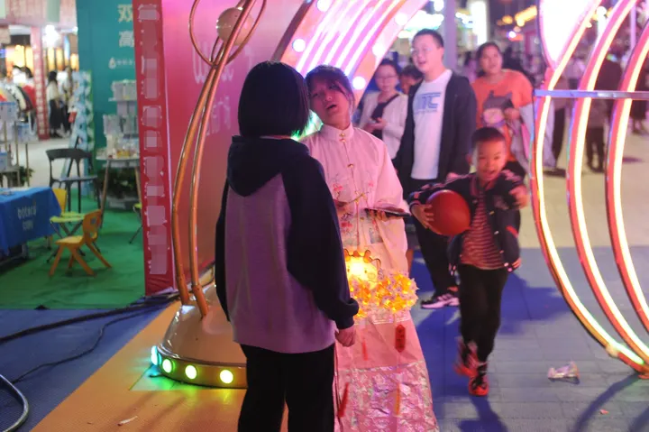 李文全随拍：传奇提灯，月牙是一