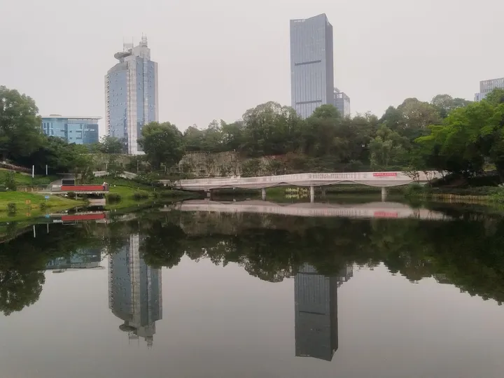 李文全随拍：就像云轨在湖畔发呆，多少过往皆成记忆的倒影