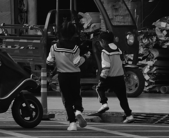 《奔跑中的小女孩》